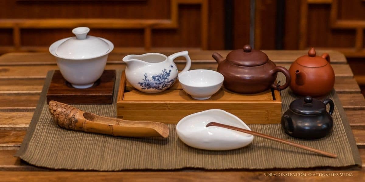 tea things-tea cups-tea scoops-tea pots-tea pouring devices